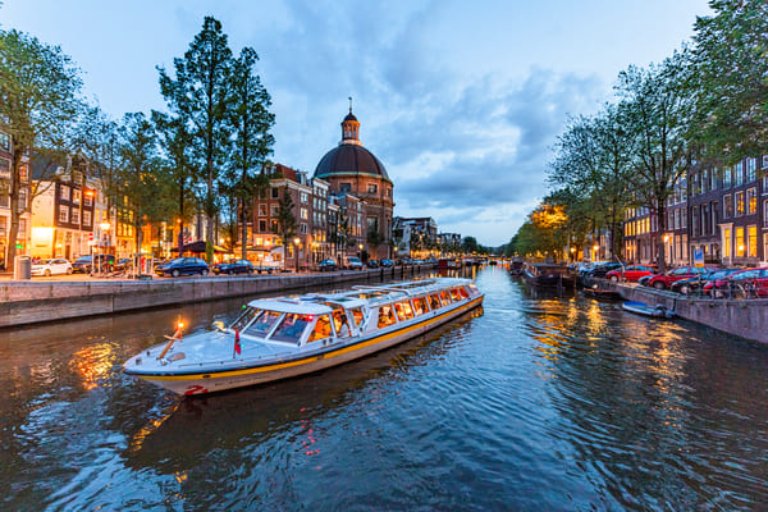 19_night-picture-boat-cruising-along-the-round-church-in-amsterdam-albert-heijn